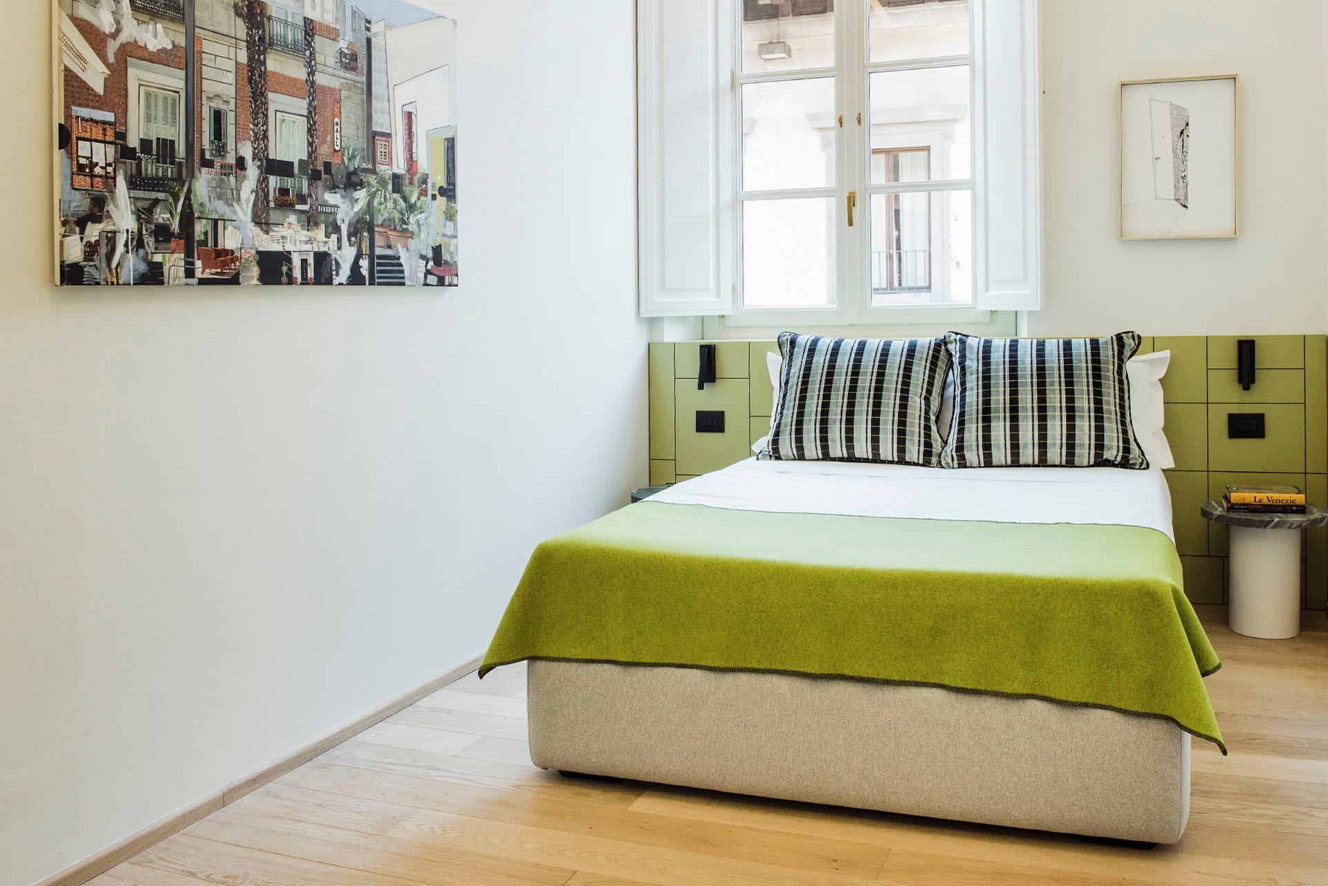 Superior room for single use with green double bed