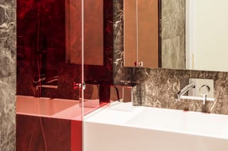 Bathroom detail in the Superior room