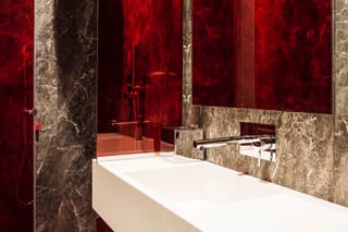 Deluxe room, Hotel Milù – red bathroom detail