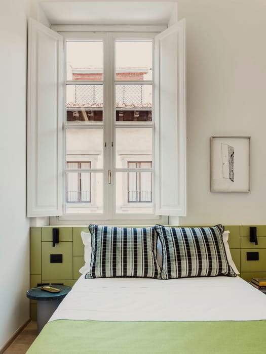 Room with double bed and green sheets, Hotel Milù Florence
