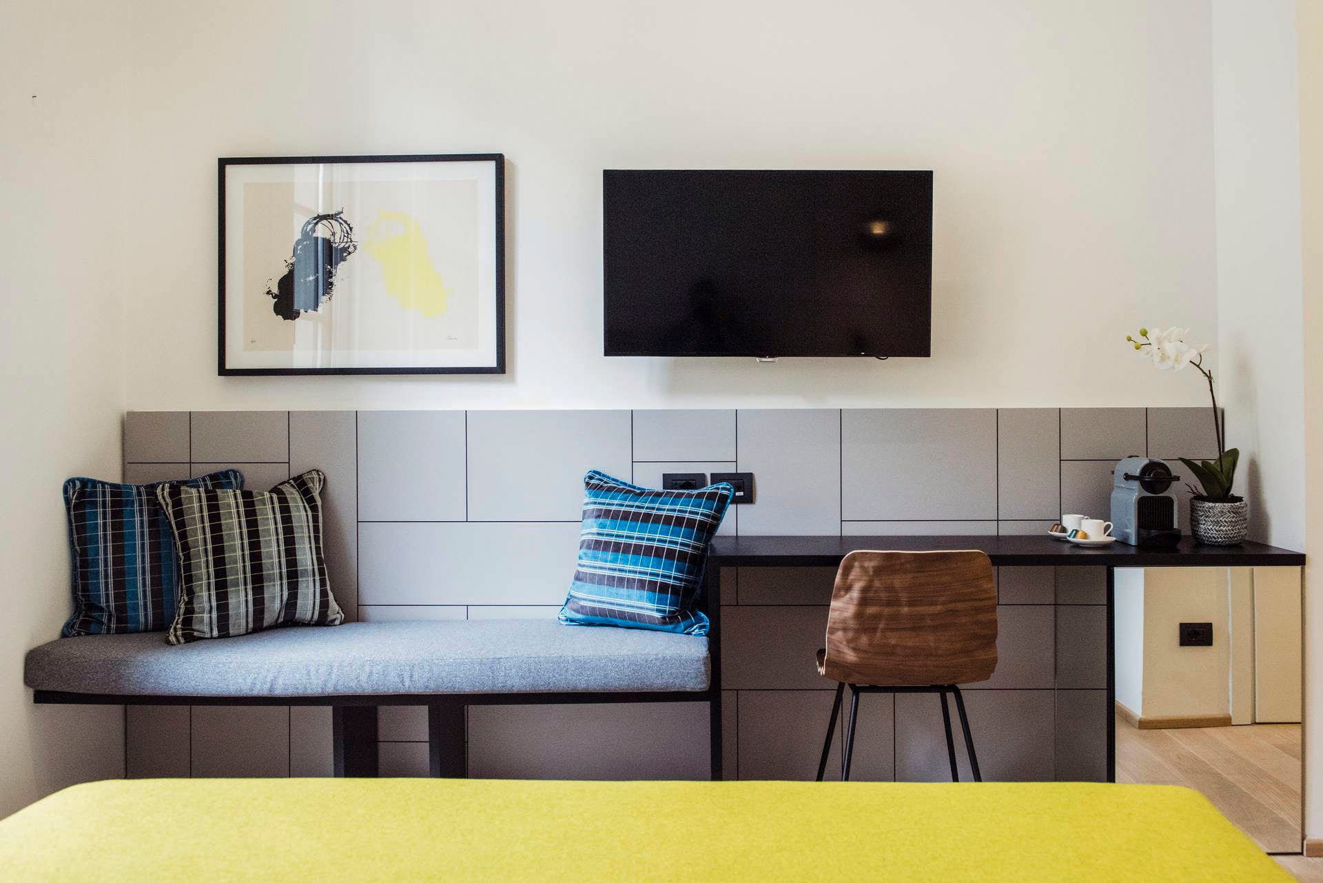 Desk and relaxation corner detail in the Superior room